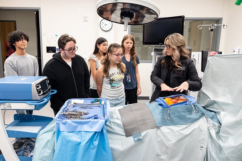 ACC students in educational surgery setting